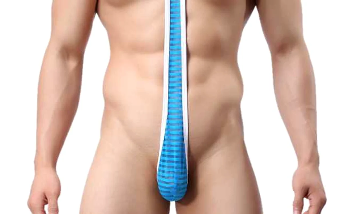 Modelele de costum de baie mankini, inspirate de cel puratat de actorul Sacha Baron Cohen în controversatul film „Borat”, se bucură încă de succes în rândul tinerilor nonconformişti, dornici să atragă atenţia pe plajă. FOTO ebay.com
