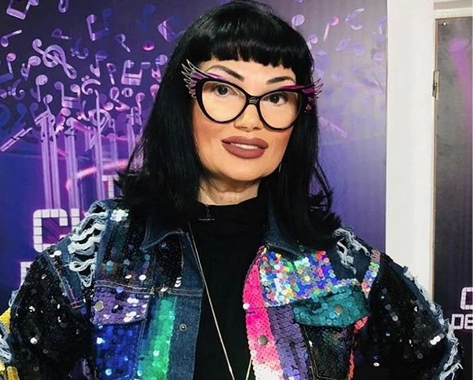 
    Ozana Barabancea s-a pozat la piscină într-un costum foarte îndrăznețFoto Instagram  