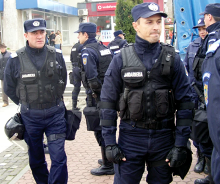 Reşiţa: REGIUNEA PE SCURT / Jandarmi trimişi la rugă