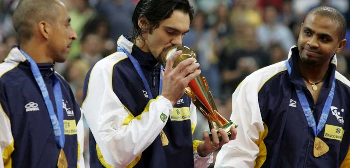 Giba (centru) sărută trofeul