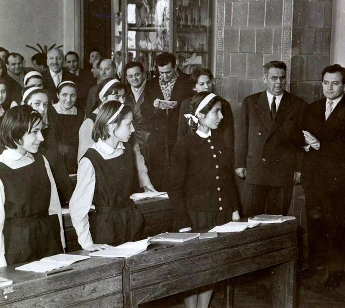 Elevi de liceu, vizitaţi de o comisie de examinare, în timpul regimului comunist FOTO Fototeca online a comunismului românesc