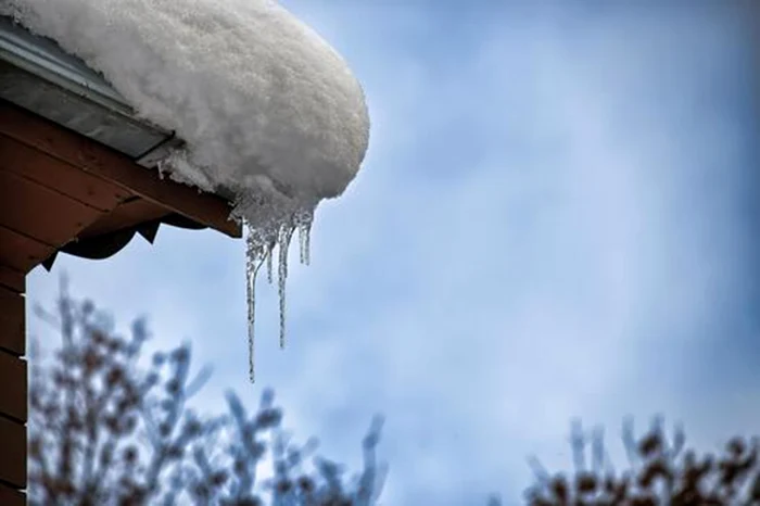 Mai multe mașini au fost deja avariate / foto: Vecteezy