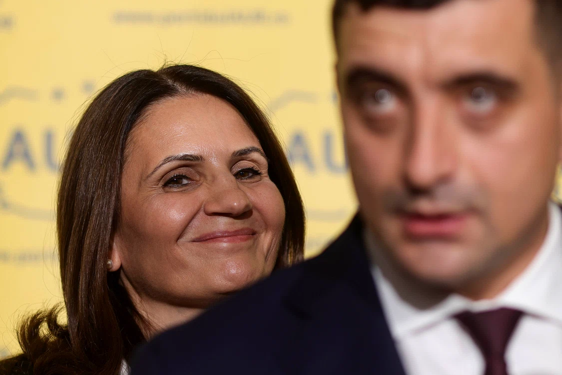 Realizatoarea TV Anca Alexandrescu și liderul AUR, George Simion.