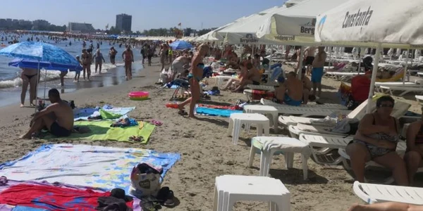Plaja din Mamaia - bătălia pe un petic de nisip de pe litoral - şezlonguri versus cearşafuri Sursa ABADL