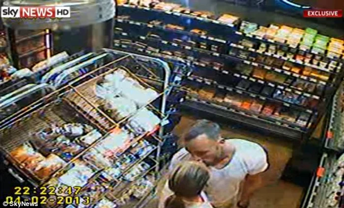 Pistorius a sărutat-o de mai multe ori pe Reeva în timp ce se aflau în magazin