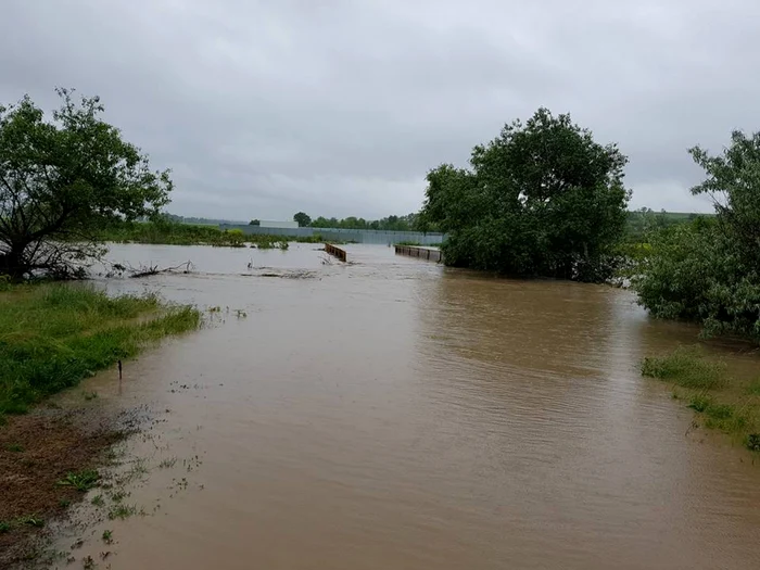 Localităţile din nordul judeţului au drumurile sub ape