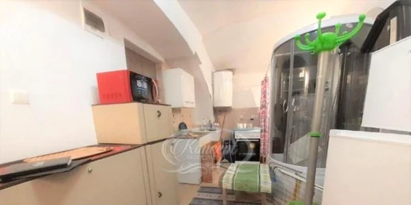 garsoniera cu aragaz langa wc