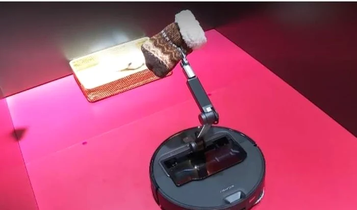Aspiratorul adună hainele de pe jos FOTO: captură video