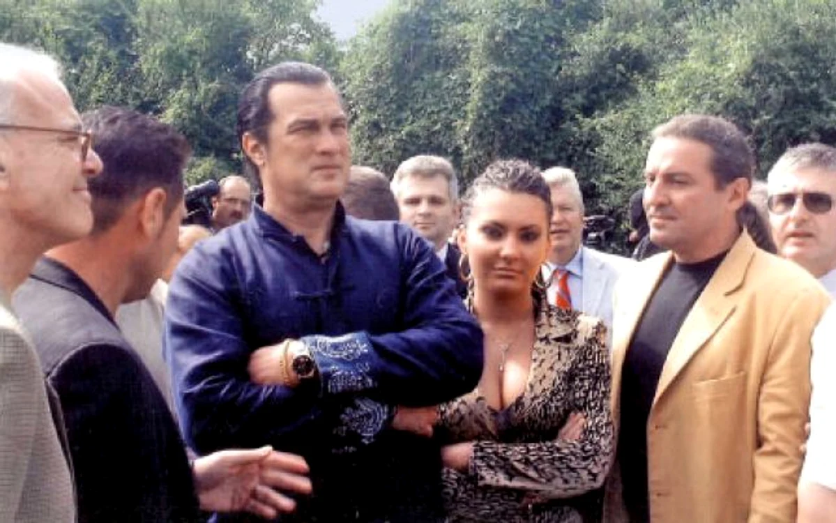 Alături de actorul american Steven Seagal, la vizita acestuia în România, când cei doi aproape că au fost confundaţi de jurnalişti