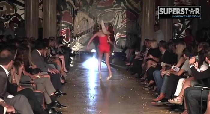 Top 10 cele mai amuzante căzături la prezentările de modă (foto: captură YouTube)