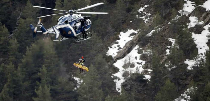 Echipele de intervenţie continuă operaţiunea de recuperare a victimelor şi resturilor aeronavei prăbuşite înAlpi