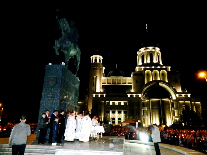 Slujna de Înviere în centrul Bacăului