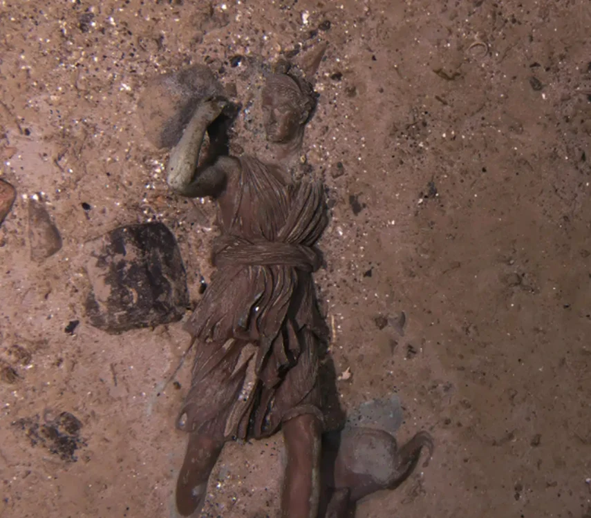 Diana de Versailles, statuia de bronz găsită printre resturile epavei Titanicului. Foto: RMS Titan