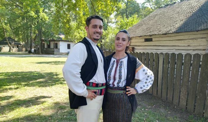 Preotul Ștefan Aga, împreună cu soția lui  FOTO: Ștefan Borcea