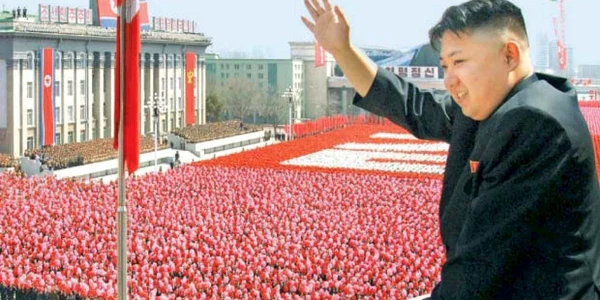 Liderul nord-coreean Kim Jong-un salută mulţimea