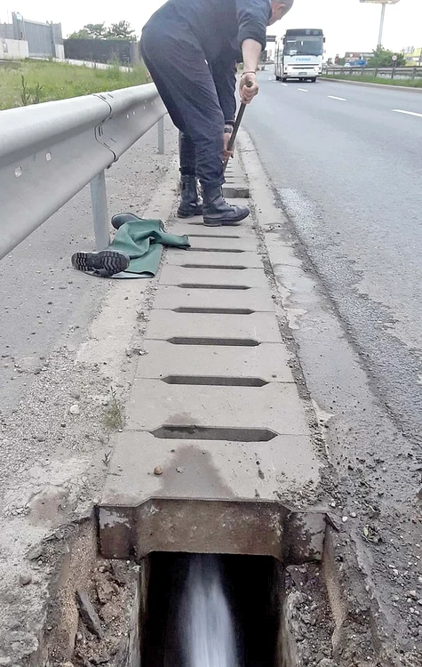 Pompierii au demontat dalele de beton de pe marginea şoselei