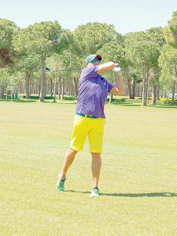 
    Bote  a jucat  golf  