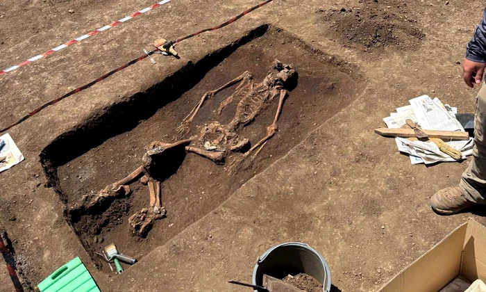 Mormânt vechi de 5.000 de ani, descoperit la Băicoi (© Facebook / Primar Marius Constantin)