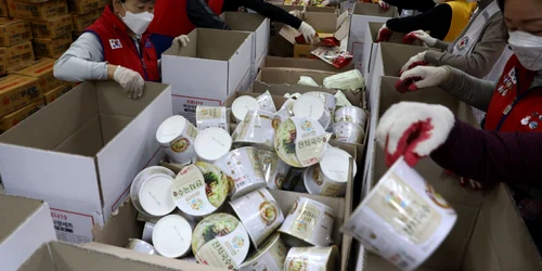 Coronavirus Coreea de Sud - Voluntari Crucea Roşie pregătesc pachete cu produse de bază pentru a fi livrate persoanelor nevoiaşe afectate de coronavirus FOTO Getty Images