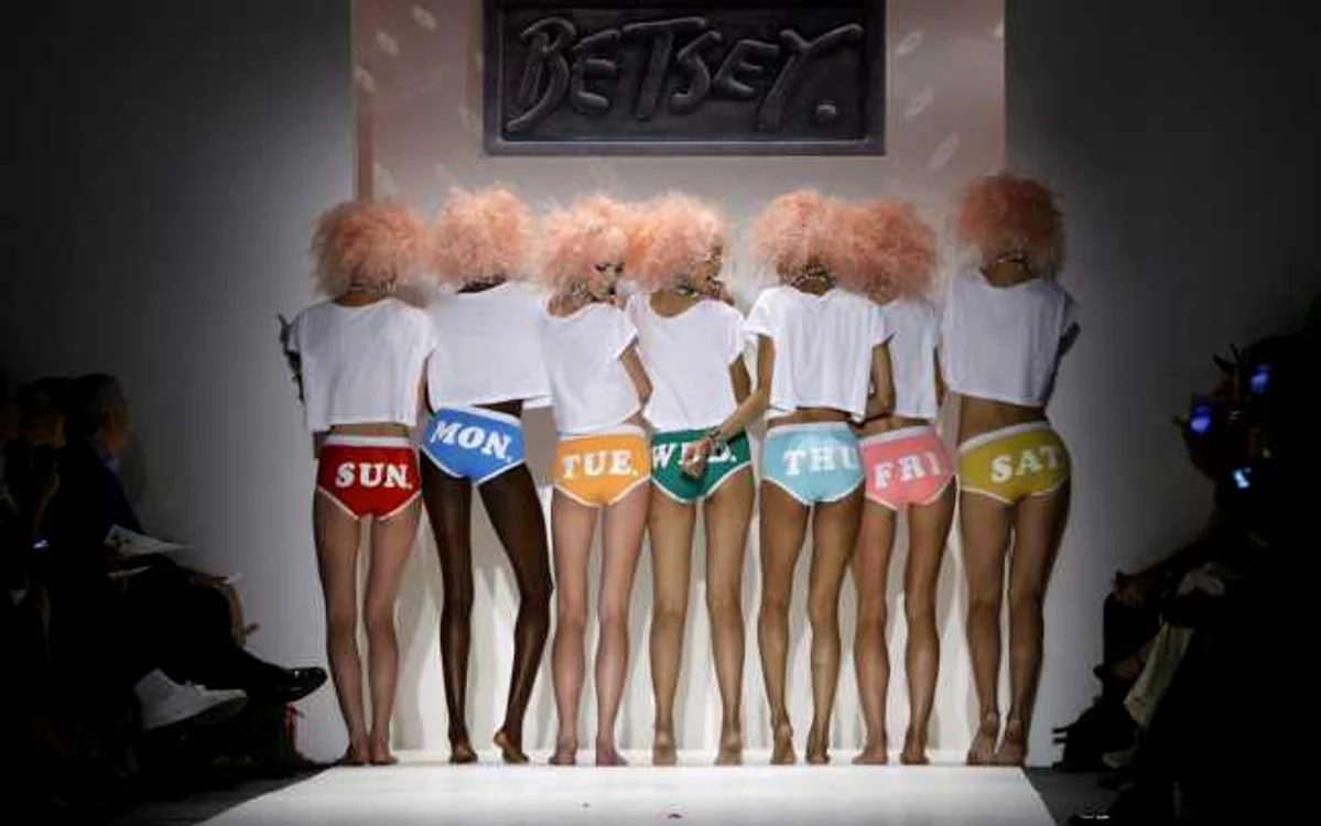 Şapte modele prezintă o colecţie de lenjerie intimă imprimată cu zilele săptămânii, creaţie a designerului Betsey Johnson, în cadrul Săptămânii Modei de la New York FOTO Reuters