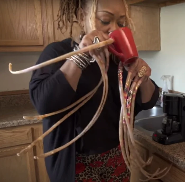 7 femeia cu cele mai lungi unghii din lume 6 jpg jpeg