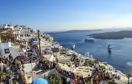 Efectele turismului excesiv în Santorini Italia Sursă worldatlas com