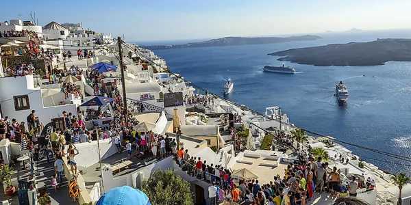 Efectele turismului excesiv în Santorini Italia Sursă worldatlas com
