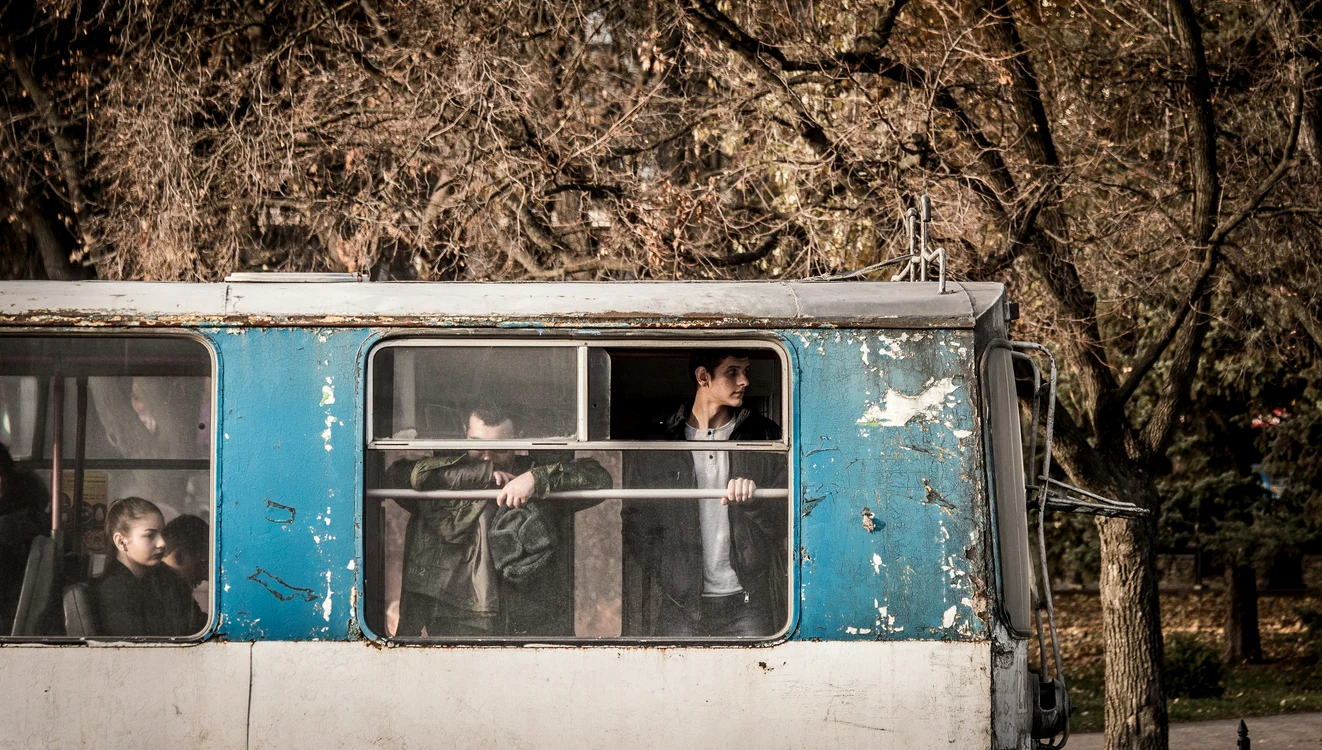 Transportul public, analizat ca parte centrală a vieții urbane contemporane. FOTO: Unsplash