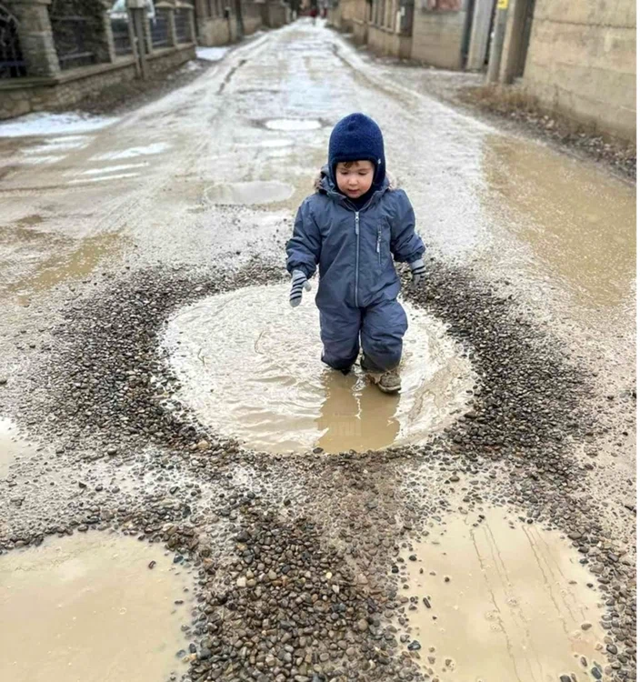 Concurs de fotografiat gropi în Suceava. Sursă foto: Monitorul de Suceava 