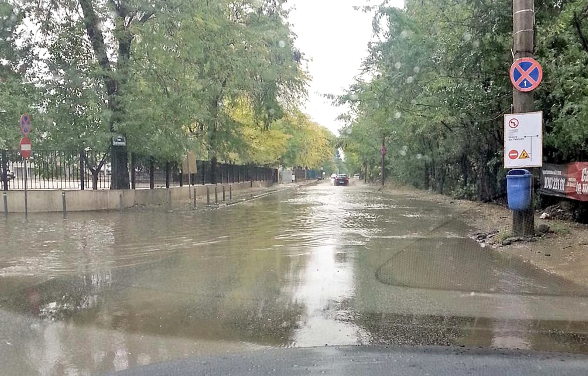 În Bucureşti, ploile au  inundat deja câteva străzi