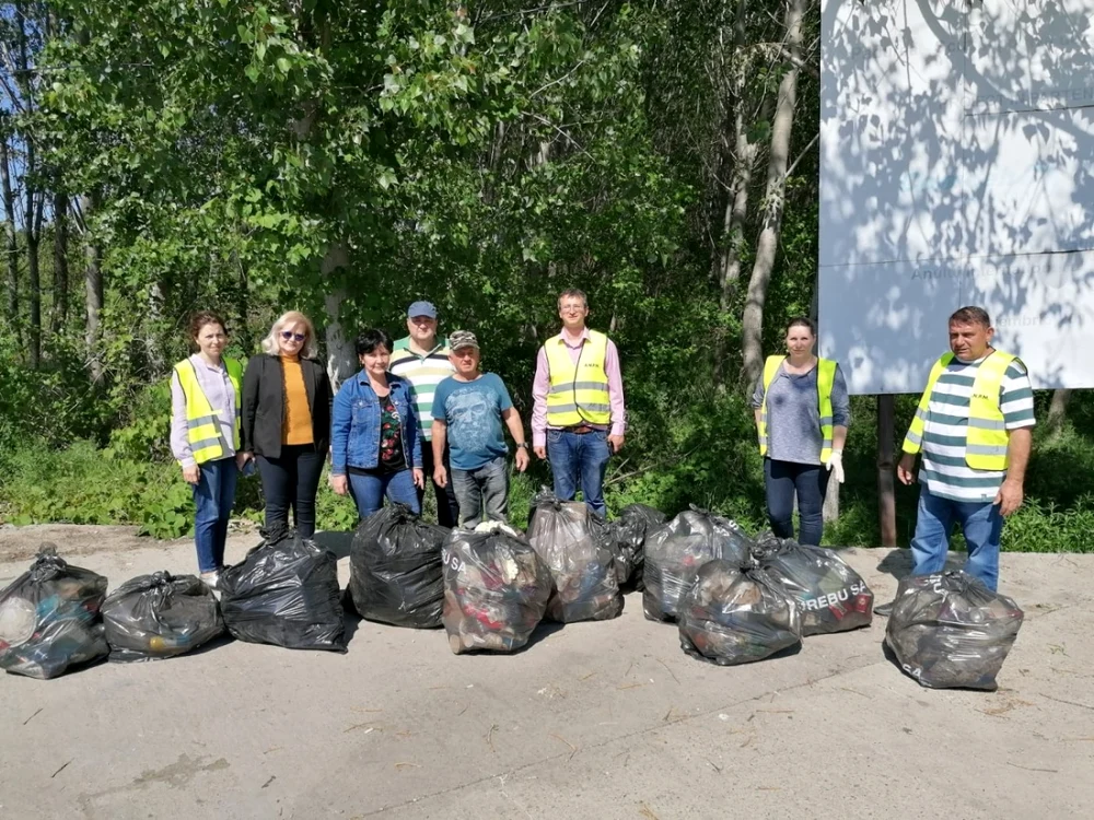 Deşeurile care sufocă pădurea, colectate de către angajaţi ai Agenţiei pentru Protecţia Mediului Călăraşi FOTO Facebook/APM Călăraşi