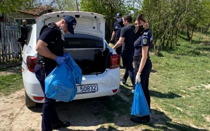 Poliţiştii au dus daruri mai multor familii nevoiaşe FOTO IPJ Ialomiţa