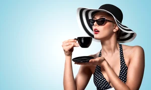 1 femeie bea cafea 1 jpg jpeg