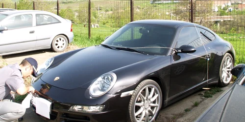 Poliţiştii de frontieră au sigilat autoturismul FOTO