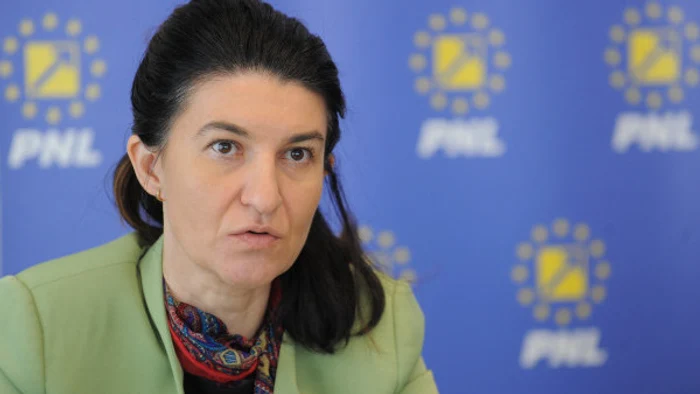 
    Ministrul Muncii, Violeta Alexandru, nu mai vrea liftieră în instituția pe care o conducem dar nu poate renunța la ea  