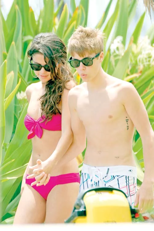 
    2011: Bieber şi Selena şi-au  oficializat relaţia  în timpul unei vacanţe  exotice în Caraibe,  când au fost prinşi  de paparazzi  (Foto: Guliver/splashnews)  