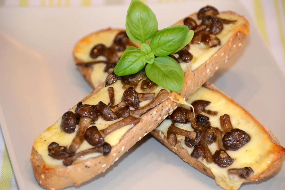 
    Tartine din pâine prăjită cu caşcaval şi ghebe-  