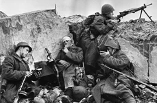 Soldați sovietici pe frontul celui de-al Doilea Război Mondial (© Commons:RIA Novosti)