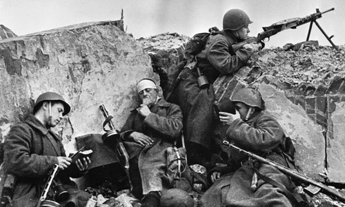 Soldați sovietici pe frontul celui de-al Doilea Război Mondial (© Commons:RIA Novosti)