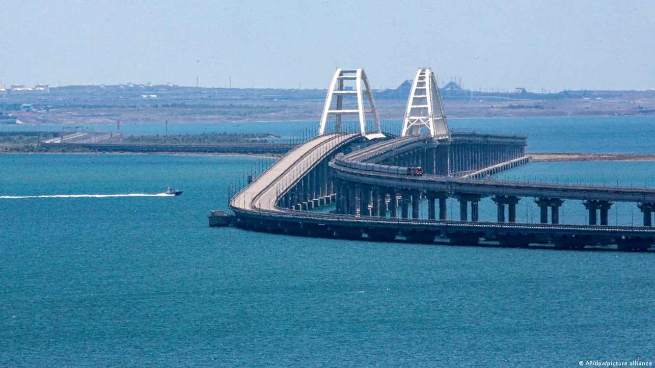 Podul Crimeei leagă peninsula de Rusia peste Strâmtoarea Kerci