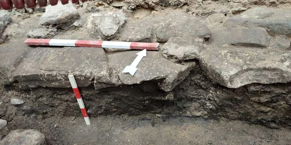 Drumul roman Decumanus Maximus, care trecea prin fața Forului orașului Napoca