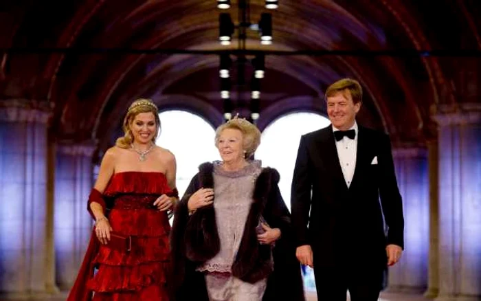 Prinţesa Beatrix, încadrată de regina Maxima şi prinţul Willem-Alexander FOTO Reuters