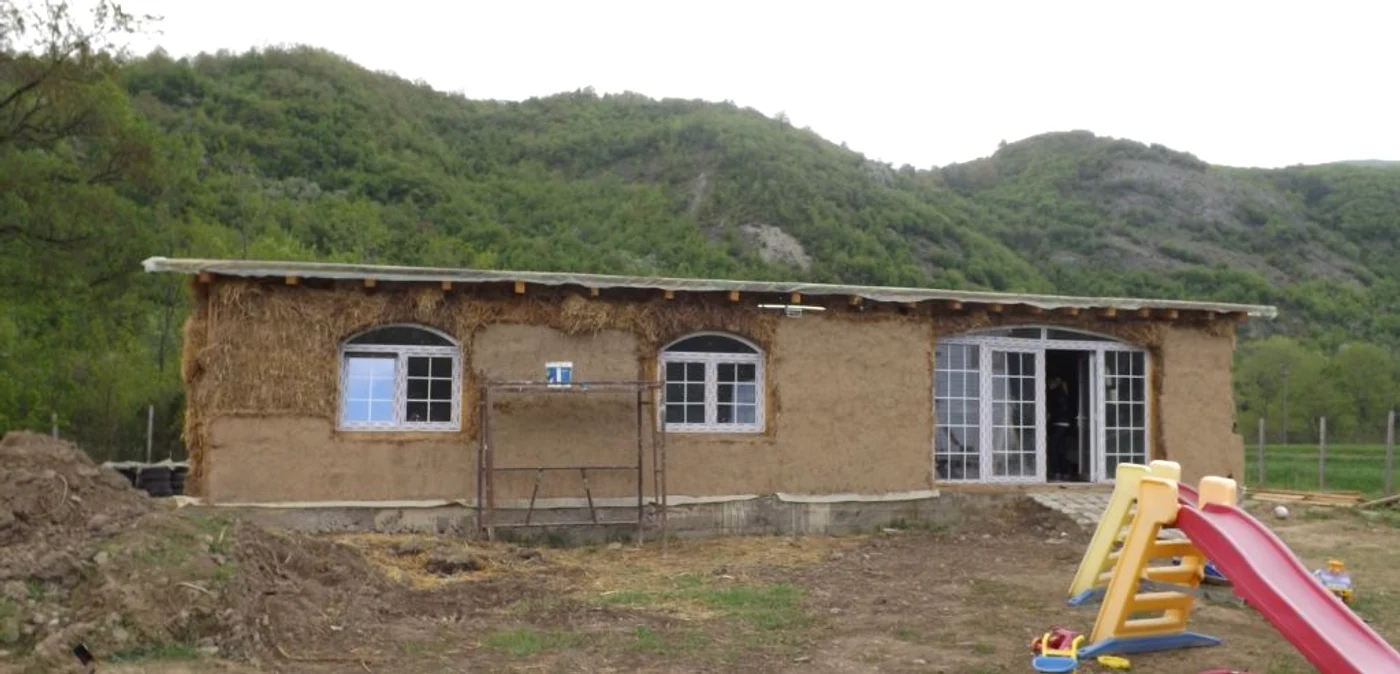 Casa din paie de la Topleţ FOTO Corina Macavei