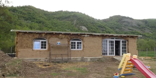 casa din paie de la topleţ FOTO Corina Macavei 