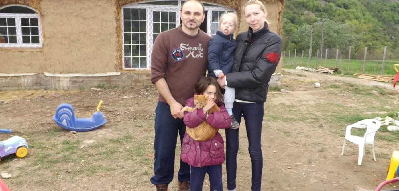 casa din paie de la topleţ FOTO Corina Macavei 