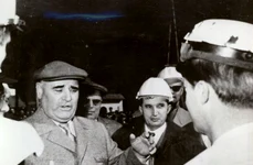 Gheorghe Gheorghiu-Dej și Nicolae Ceaușescu vizitează șantierul hidrocentralei „16 Februarie” de pe Argeş (© „Fototeca online a comunismului românesc”, cota: 19/1963)