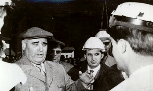 Gheorghe Gheorghiu-Dej și Nicolae Ceaușescu vizitează șantierul hidrocentralei „16 Februarie” de pe Argeş (© „Fototeca online a comunismului românesc”, cota: 19/1963)