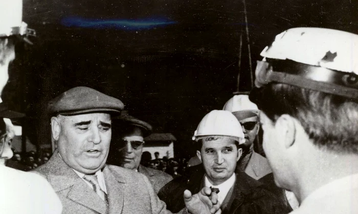 Gheorghe Gheorghiu-Dej și Nicolae Ceaușescu vizitează șantierul hidrocentralei „16 Februarie” de pe Argeş (© „Fototeca online a comunismului românesc”, cota: 19/1963)