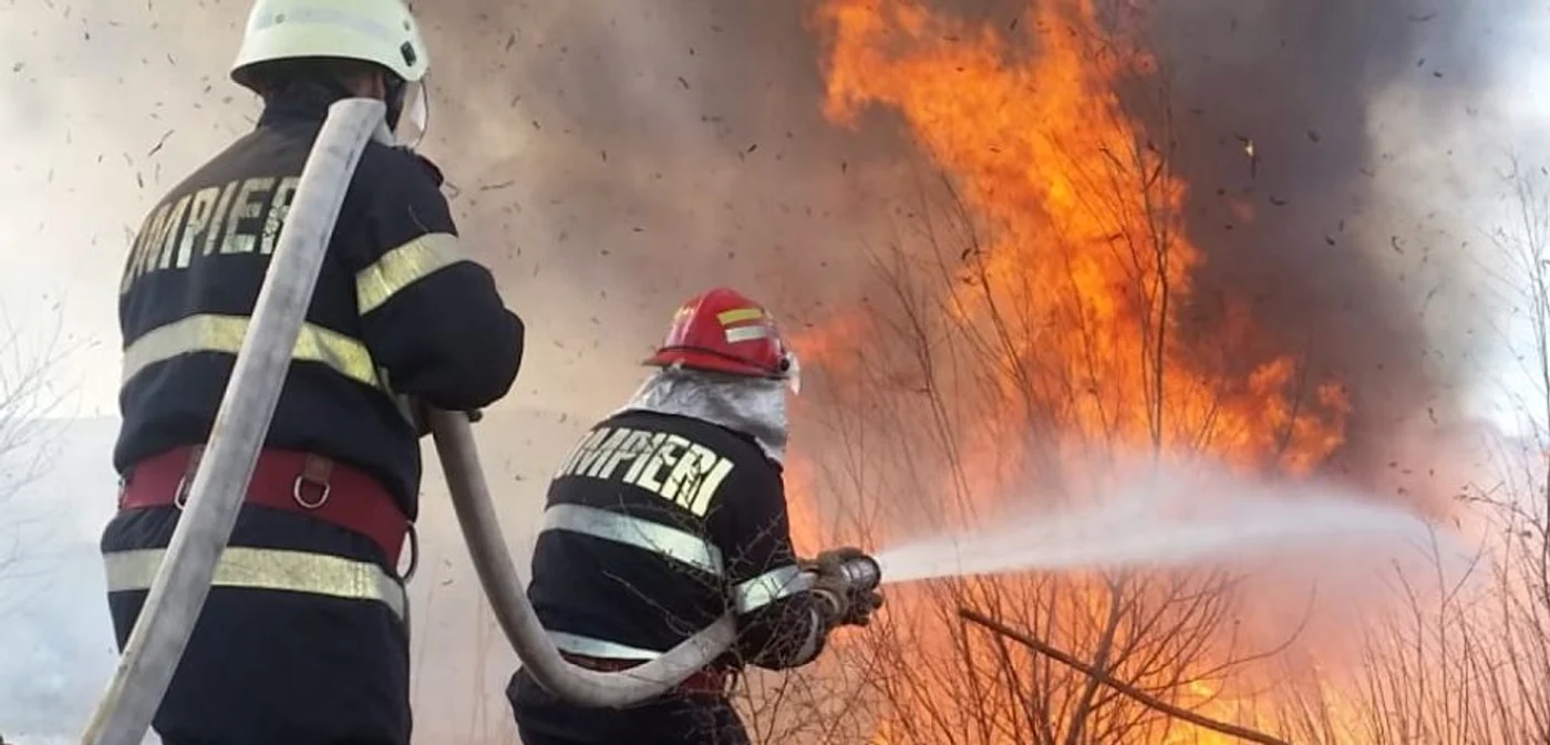 Într-un incendiu de vegetaţie uscată, o maşină a ISU a şi fost distrusă, fiind cuprinsă de flăcări FOTO ISU