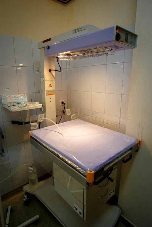 Masă radiantă pentru nou-născuți 